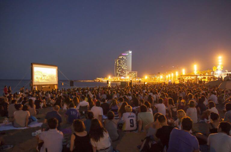 Cinema nocturn i gratuït a la platja de Badalona