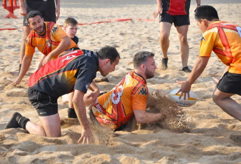 Un exèrcit de rugbi conquista la platja del Coco
