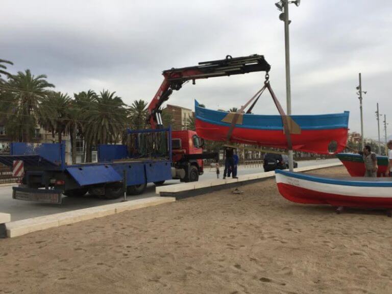 Les barques tornen a la platja dels Pescadors després de tres mesos de restauració