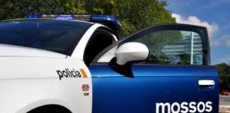 Calma tensa i més vigilància dels Mossos a Sant Roc després del tiroteig que fereix una nena de deu anys mossos.jpg