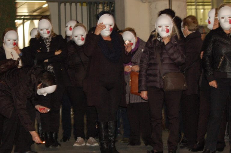 Badalona encén una llàgrima vermella contra la violència envers les dones