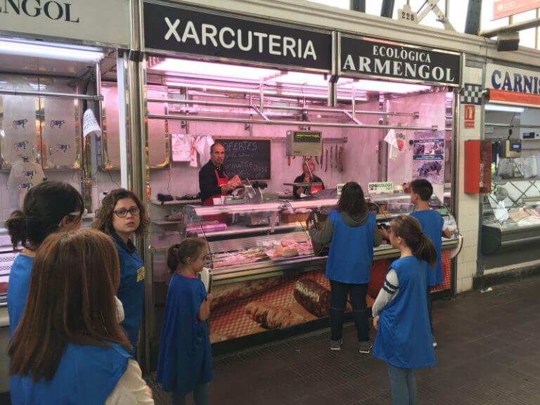 Recollir excedents de menjar als mercats com activitat solidària escolar