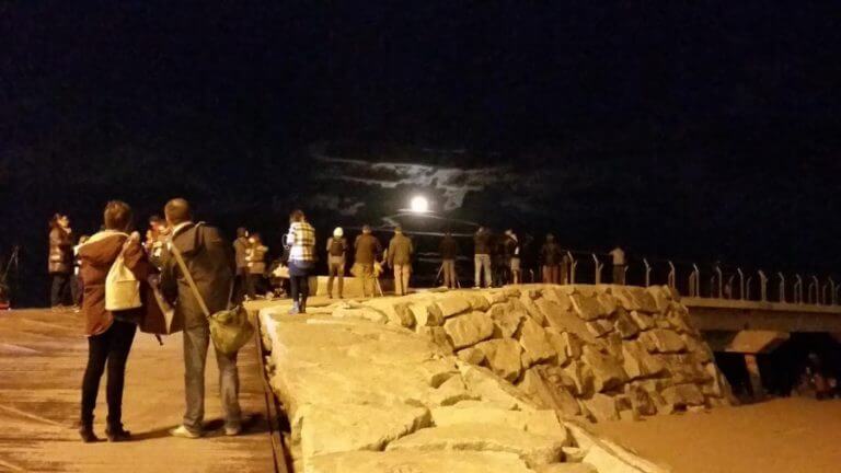La Superlluna congrega a desenes de fotògrafs al Pont del Petroli