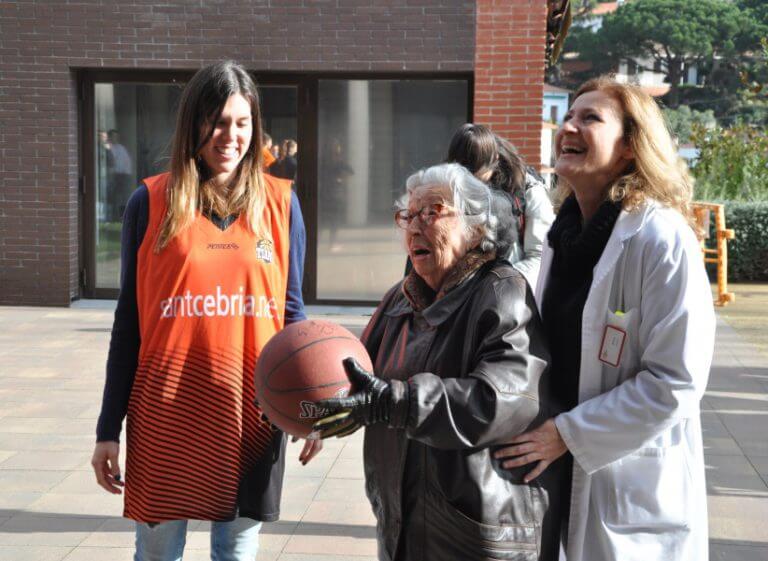 Anna Cruz fa somriure la gent gran