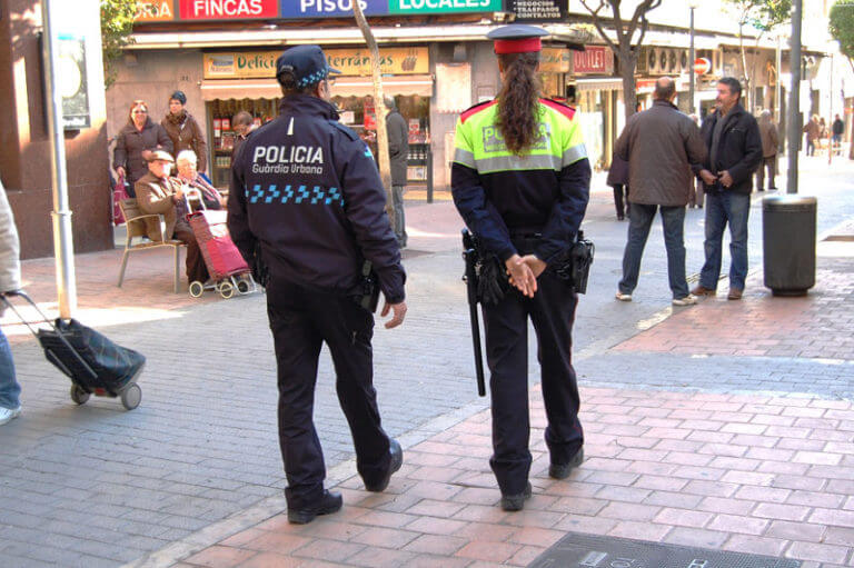 Absolt un policia local acusat d’agredir a un menor al barri de La Salut