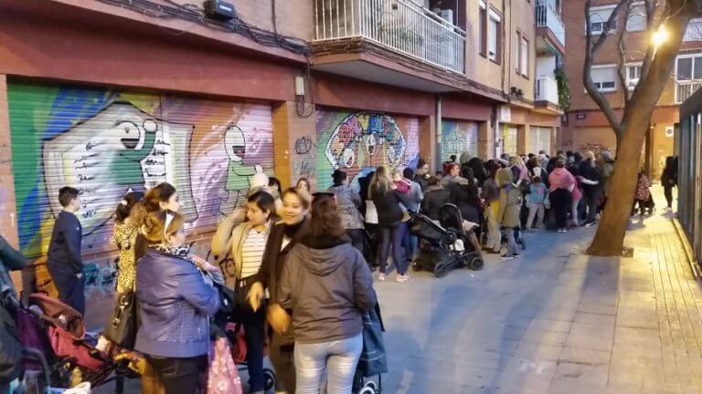 L’AV de Juan Valera reparteix aliments i joguines entre 140 famílies del barri