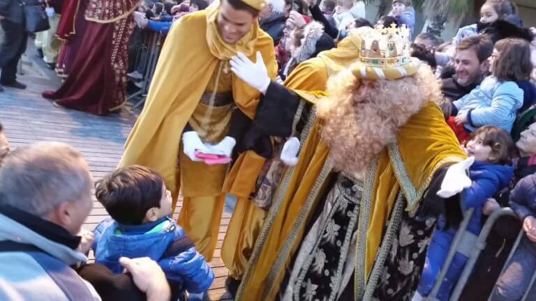 Milers de badalonins reben al carrer els Reis Mags i la seva cavalcada de la imaginació