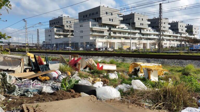 La Mora tem que la neteja de les vies del tren a Sant Adrià traslladi l’abocament de residus a Badalona