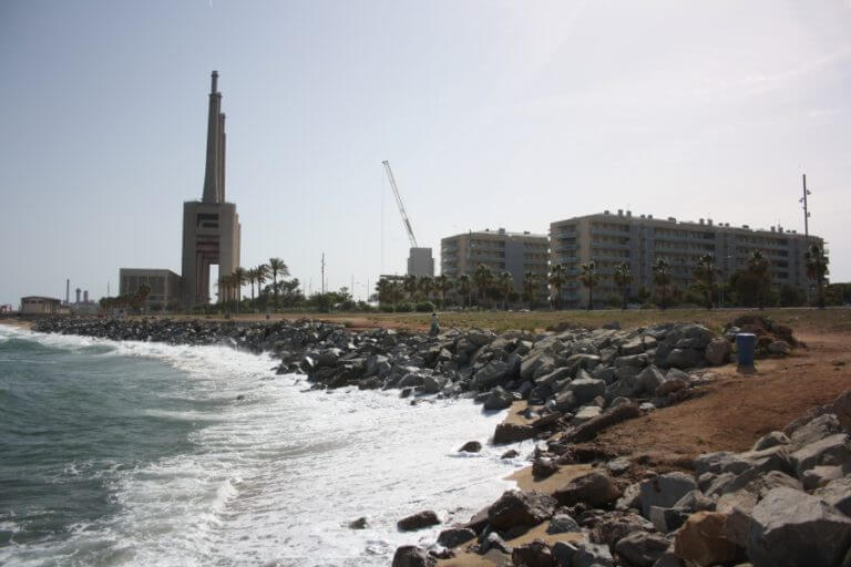 Els veïns de la Mora demanen rehabilitar la seva platja i col·locar dics aprofitant la reparació del col·lector