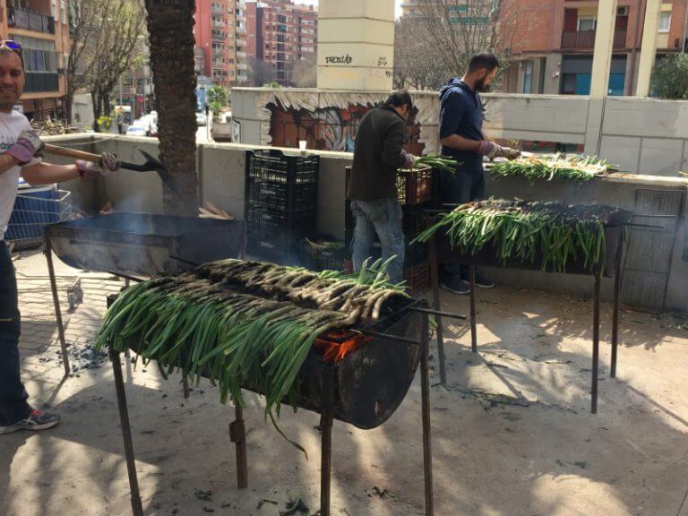 La 25a Calçotada Popular de Llefià omple de gom a gom la plaça Trafalgar