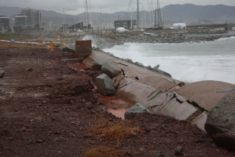 L’Ajuntament descontaminarà i habilitarà la platja del Port per compensar els veïns de la Mora