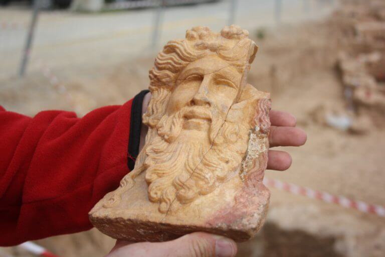 La darrera troballa de l’excavació arqueològica a la C-31: un cap de marbre del déu Bacus