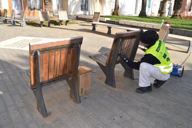 L’Ajuntament inicia treballs de reparació dels bancs de la Rambla