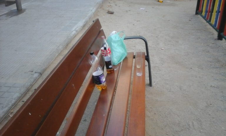 Canyadó porta al Síndic de Greuges el problema del ‘botellón’ i l’incivisme que genera al barri