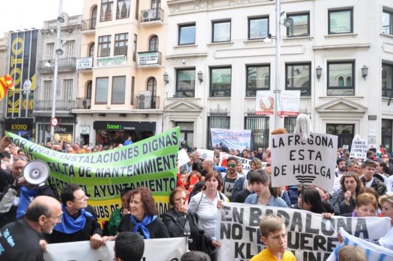 El futbol badaloní protesta en una manifestació multitudinària