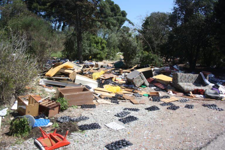 L’amagat abocador il·legal als peus de la Serralada de Marina