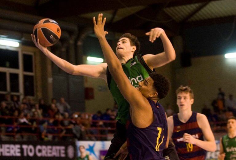 La Penya imposa el seu model contra el Barça (80-66) i el Sant Pep recupera el segon lloc (45-59)