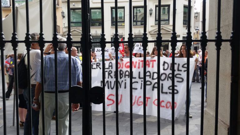 Sindicats denuncien menyspreu del govern cap a la plantilla municipal; el govern defensa la tasca dels treballadors