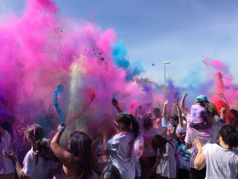 4.000 persones recorren la Holi Run de Badalona