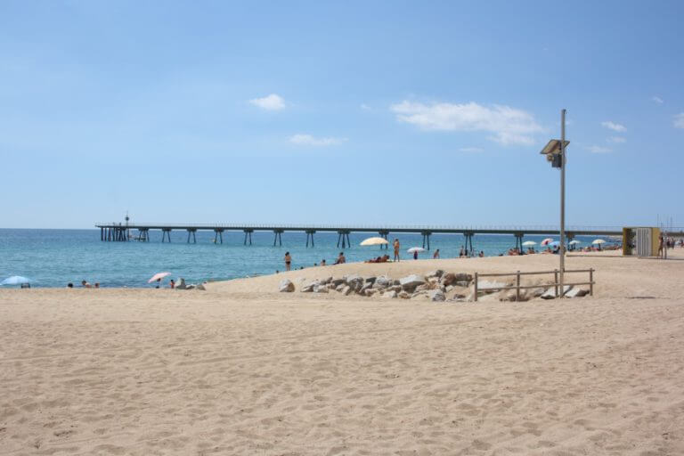 Les platges de Badalona revaliden tres banderes blaves