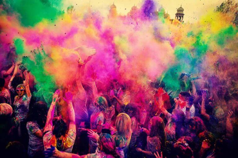 Final de festa a Sant Roc amb un ‘holi festival’ amb les cendres del Dimoni