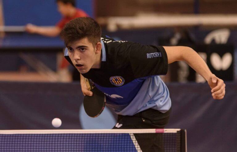 Adrià Fernández, del CTT Badalona, doble medallista al campionat d’Espanya de tennis taula