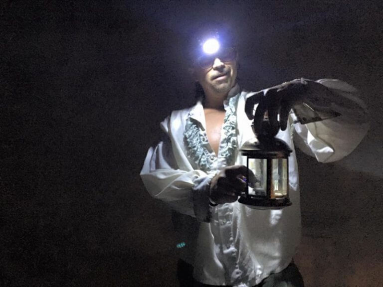 El Cryptshow ofereix una lectura poètica nocturna amb música i dansa al cementiri