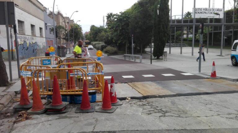 Un enfonsament a Pompeu Fabra provoca l’accident d’un autobús