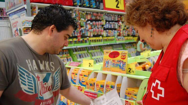 Creu Roja i Carrefour recapten 3.440 euros en material escolar