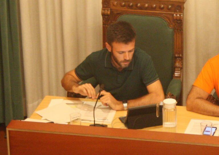 El regidor Jose Téllez retorna a Òmnium uns cartells requisats per la Guàrdia Urbana