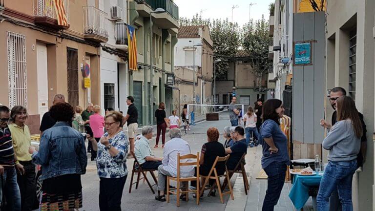 L’Ajuntament tanca al trànsit el carrer de la Lluna, al Progrés