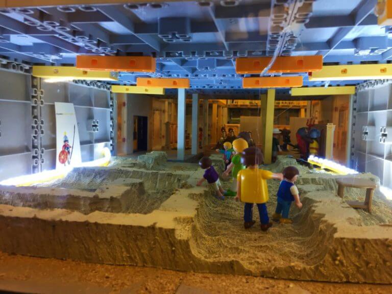 Milers de peces de Playmobil aterren a l’Escorxador