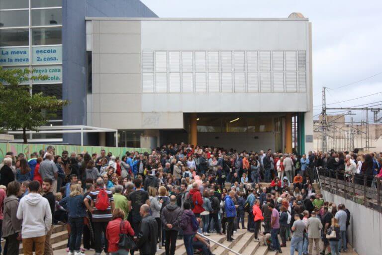 Milers i milers de veïns voten sense aldarulls en els 34 col·legis electorals oberts