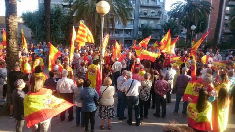 Concentracions a favor del diàleg i de la unitat d’Espanya a la plaça de la Vila i Llefià