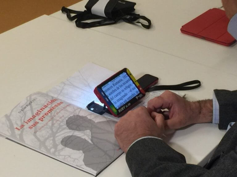 Les biblioteques de Badalona incorporen eines per facilitar la lectura de persones cegues