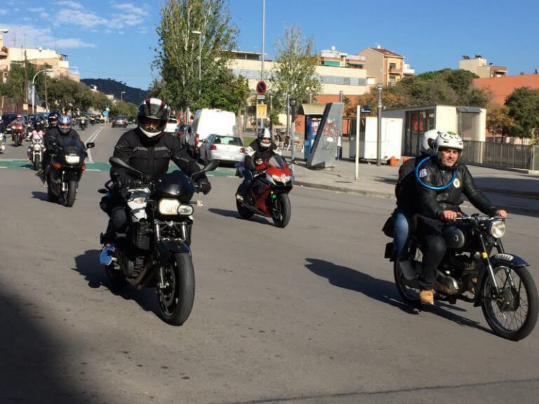 Centenars de motoristes recorren Badalona, Montgat i Tiana per les malalties minoritàries
