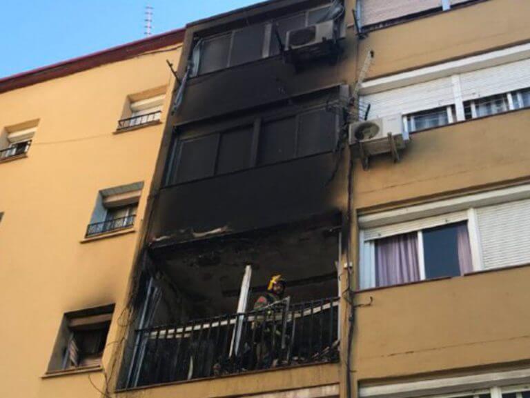 Un incendi crema completament un pis del barri de Sant Roc