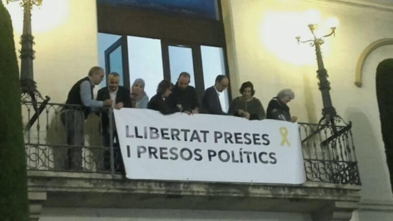 Govern i PDeCAT demanen “llibertat presos polítics” amb una pancarta a l’ajuntament