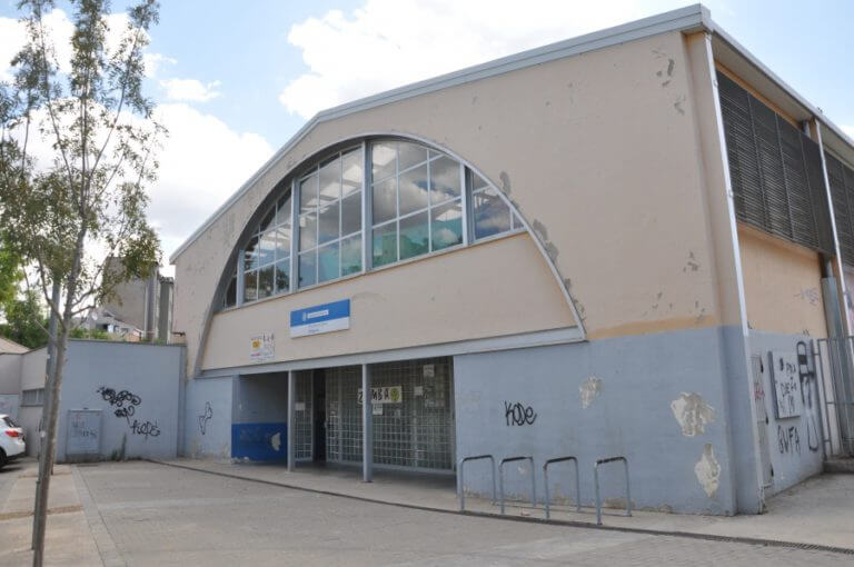 L’aigua torna a rajar al poliesportiu de Bufalà més d’un any i mig després