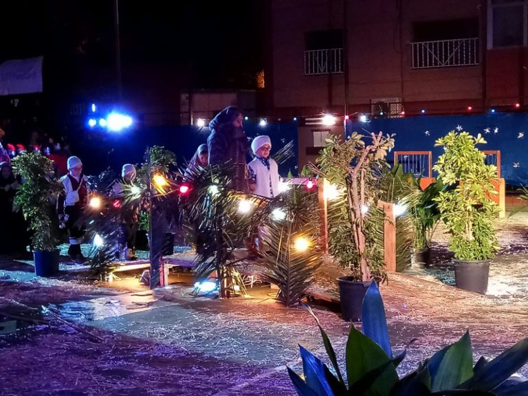 Dues escoles de Llefià escenifiquen el pessebre vivent