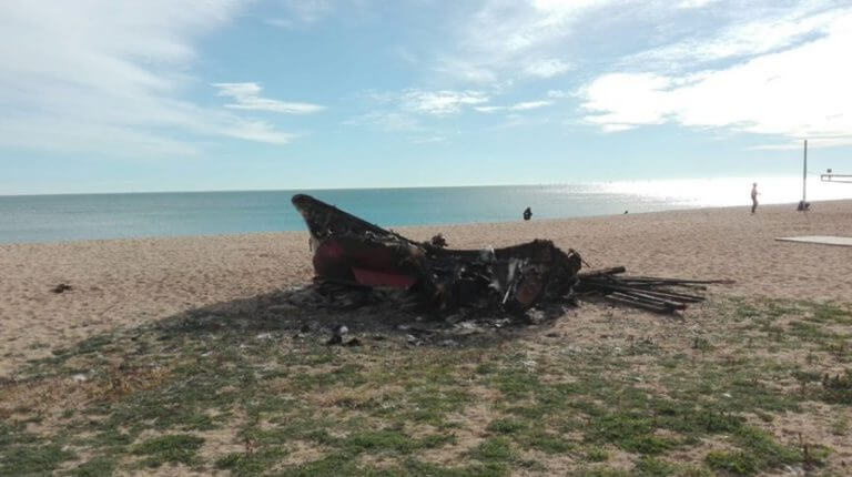 Localitzen els autors de l’incendi que ha cremat una de les barques de la platja dels Pescadors
