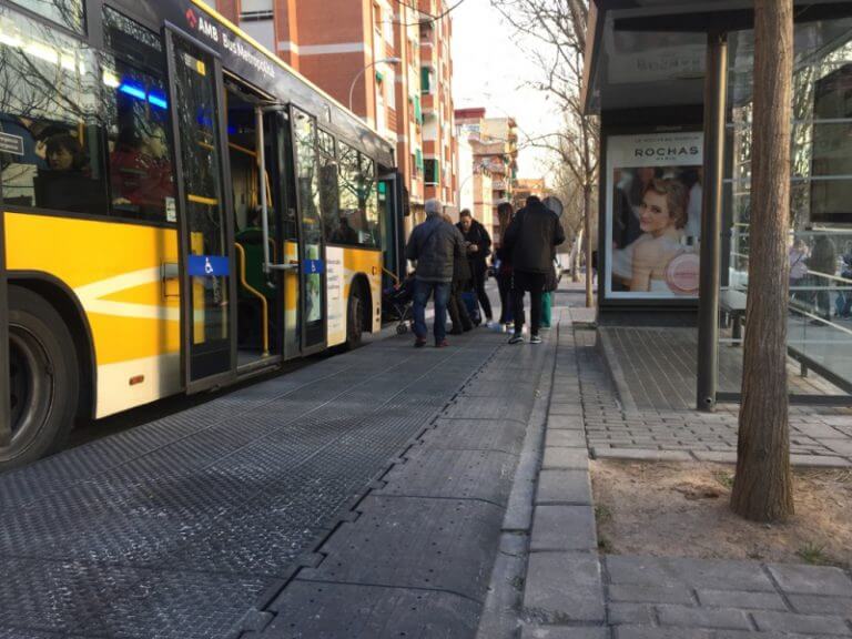 Badalona instal·la 10 plataformes més a parades d’autobús de tota la ciutat
