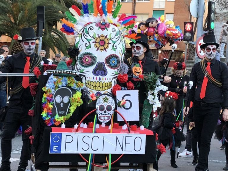 Milers de disfresses omplen els carrers de Llefià en la 36a Rua de Carnestoltes