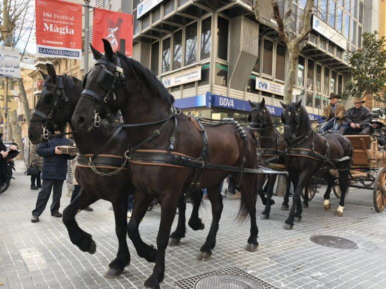 La Passada de Sant Antoni conquereix els carrers de Badalona