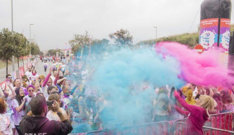 La pluja no destenyeix la tercera Holi Life a Badalona