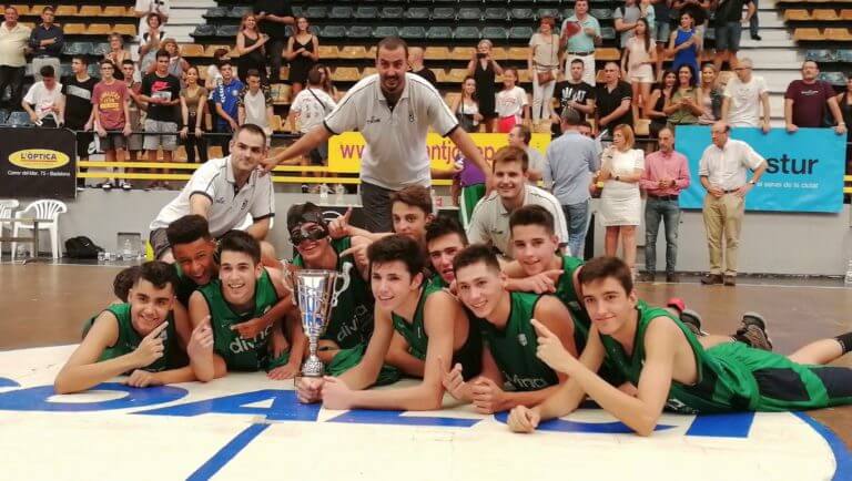 El centre parroquial es tenyeix de verd-i-negre; El Maristes s’emporta la Copa Badalona