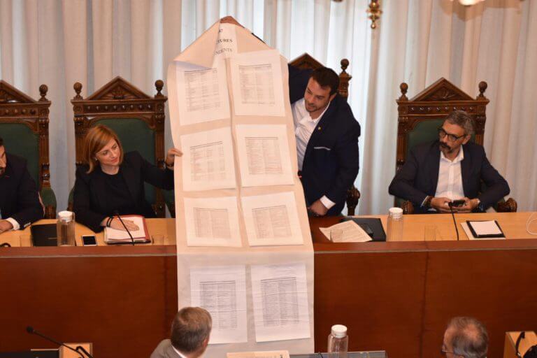 L’alcalde socialista Àlex Pastor mostra les 1.147 factures impagades del govern de Dolors Sabater en el ple extraordinari