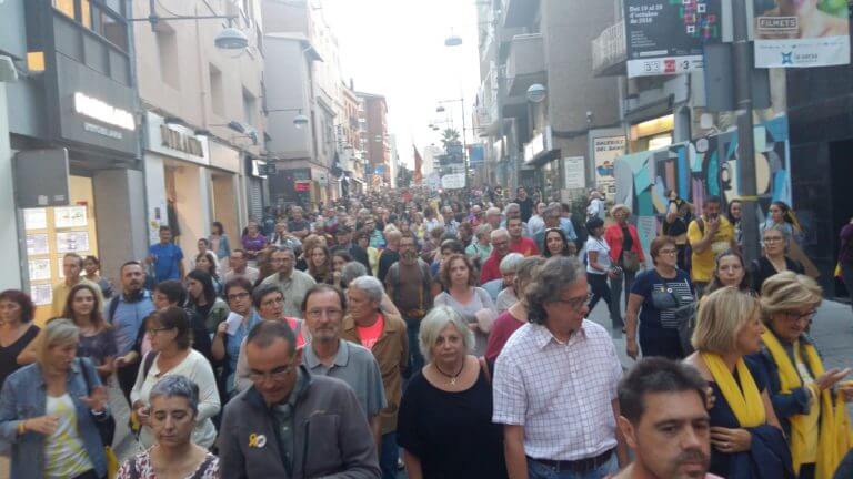 Centenars de badalonins es concentren per commemorar l’1-O