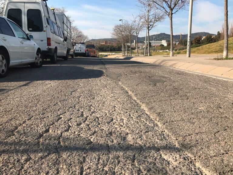 Obres de reparació urgent de la calçada a la Travessera de Montigalà