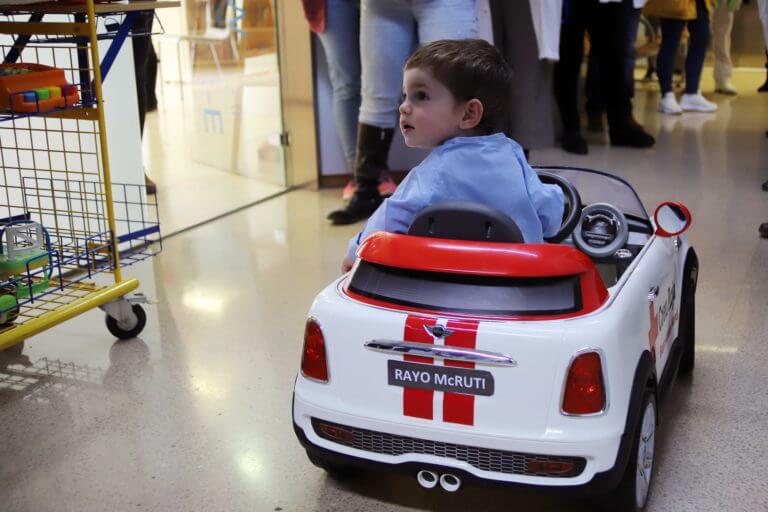 Els infants de l`Hospital Germans Trias entraran a quiròfan en un cotxe elèctric